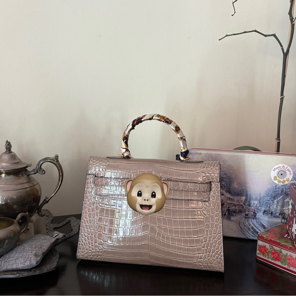 Elegant Crocodile Pattern Handbag - Cream
